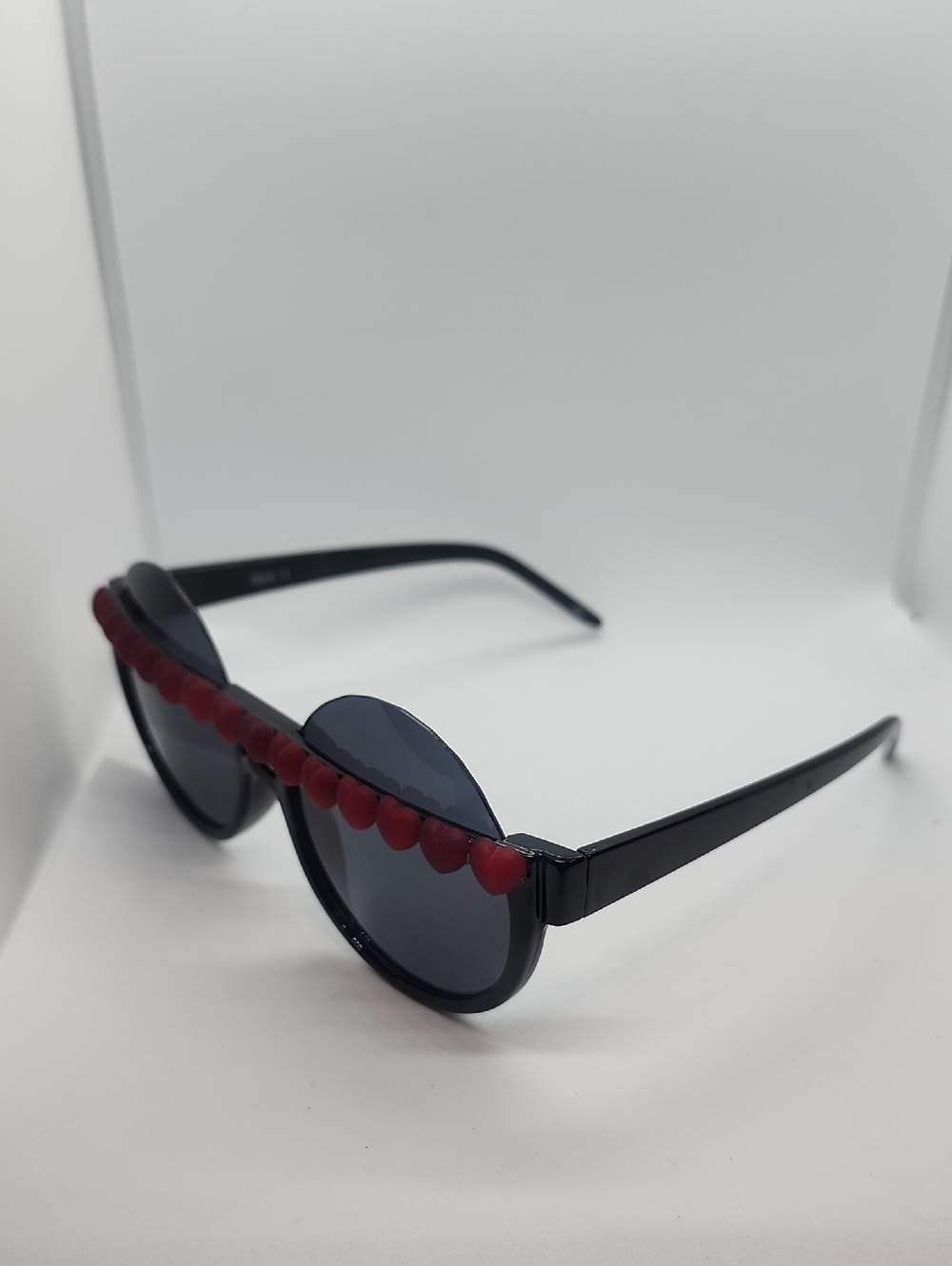 GASOLINE GLAMOUR REDD HEART OF GLASS PEEKABOO ROUND SUNGLASSES - Picture 3 of 5